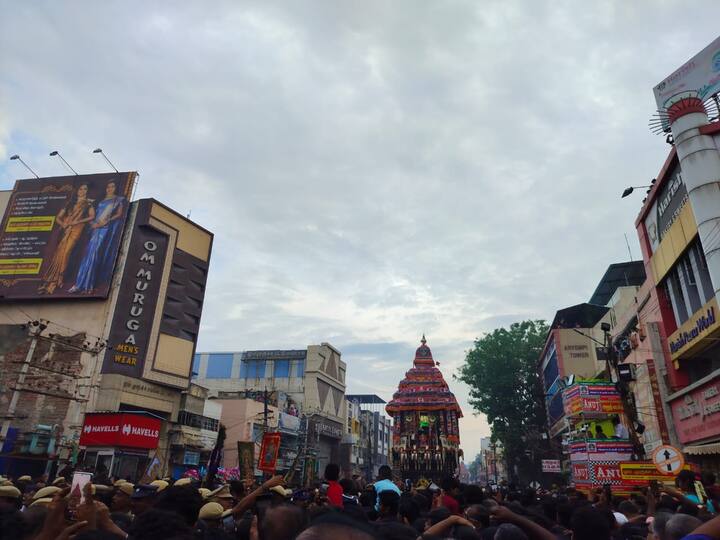 இன்று காலை 5 மணி முதல் 5:45 மணிக்குள் மேஷ லக்னத்தில் அம்மனும் சுவாமியும் தேருக்கு எழுந்தருளினர்