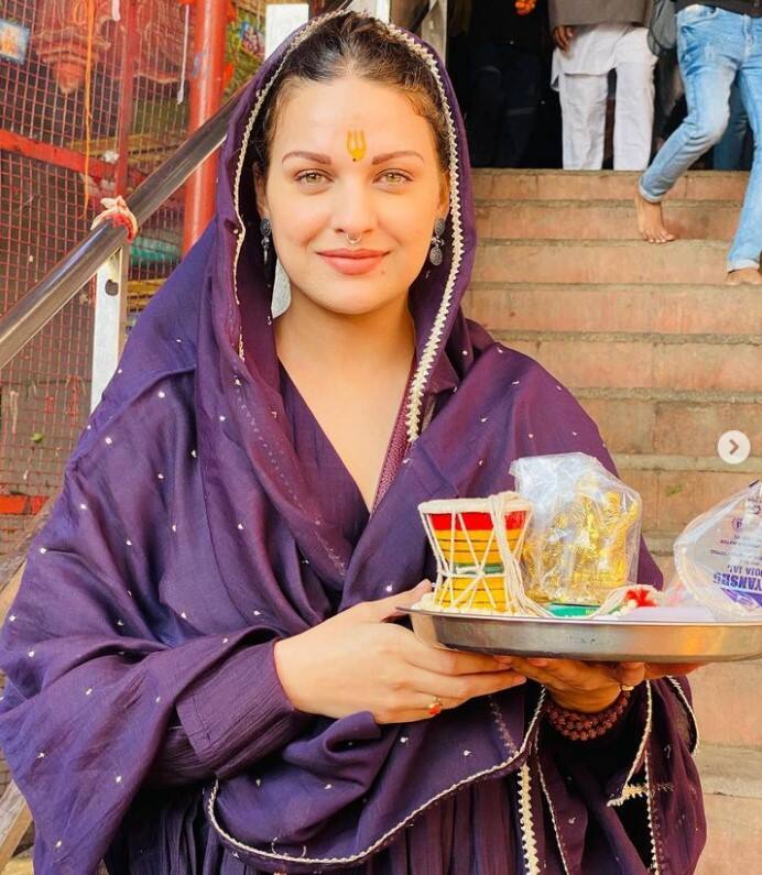 ਹਿਮਾਂਸ਼ੀ ਵੱਲੋਂ ਕੀਤੇ ਗਏ ਇਸ ਟਵੀਟ ਉੱਪਰ ਪ੍ਰਸ਼ੰਸ਼ਕ ਵੀ ਆਪਣੀ ਪ੍ਰਤੀਕਿਰਿਆ ਦੇ ਰਹੇ ਹਨ। ਇੱਕ ਪ੍ਰਸ਼ੰਸ਼ਕ ਨੇ ਕਮੈਂਟ ਕਰ ਲਿਖਿਆ, ਅੱਜ ਕੱਲ੍ਹ ਪੜ੍ਹੇ-ਲਿਖਿਆ ਨੂੰ ਅਨਪੜ੍ਹ ਲੋਕ ਗਿਣ ਰਹੇ ਆ... ਇਹ ਸਭ ਤਾਂ ਹੋਣਾ ਹੀ ਹੈ। ਆਰਾਮ ਨਾਲ ਰਹੋ... ਇਹ ਸਿਰਫ ਇੱਕ ਸ਼ਾਰਟ ਸਰਕਟ ਹੈ ਇਸ ਲਈ ਜ਼ਿੰਦਗੀ ਦਾ ਅਨੰਦ ਲਓ।