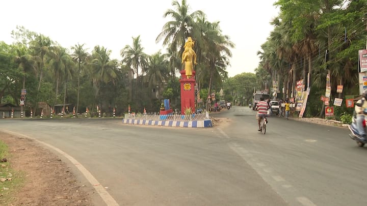 চেয়ার পেতে, বাঁশ দিয়ে রাস্তা ঘিরে ফেলা হয়েছে। পুলিশের গাড়িকেও যেতে বাধা দেওয়া হয়। রাস্তায় আগুন জ্বালিয়ে বিক্ষোভ দেখায় বিজেপি। বলাইপণ্ডা বাজারেও আগুন জ্বালিয়ে বিক্ষোভ।