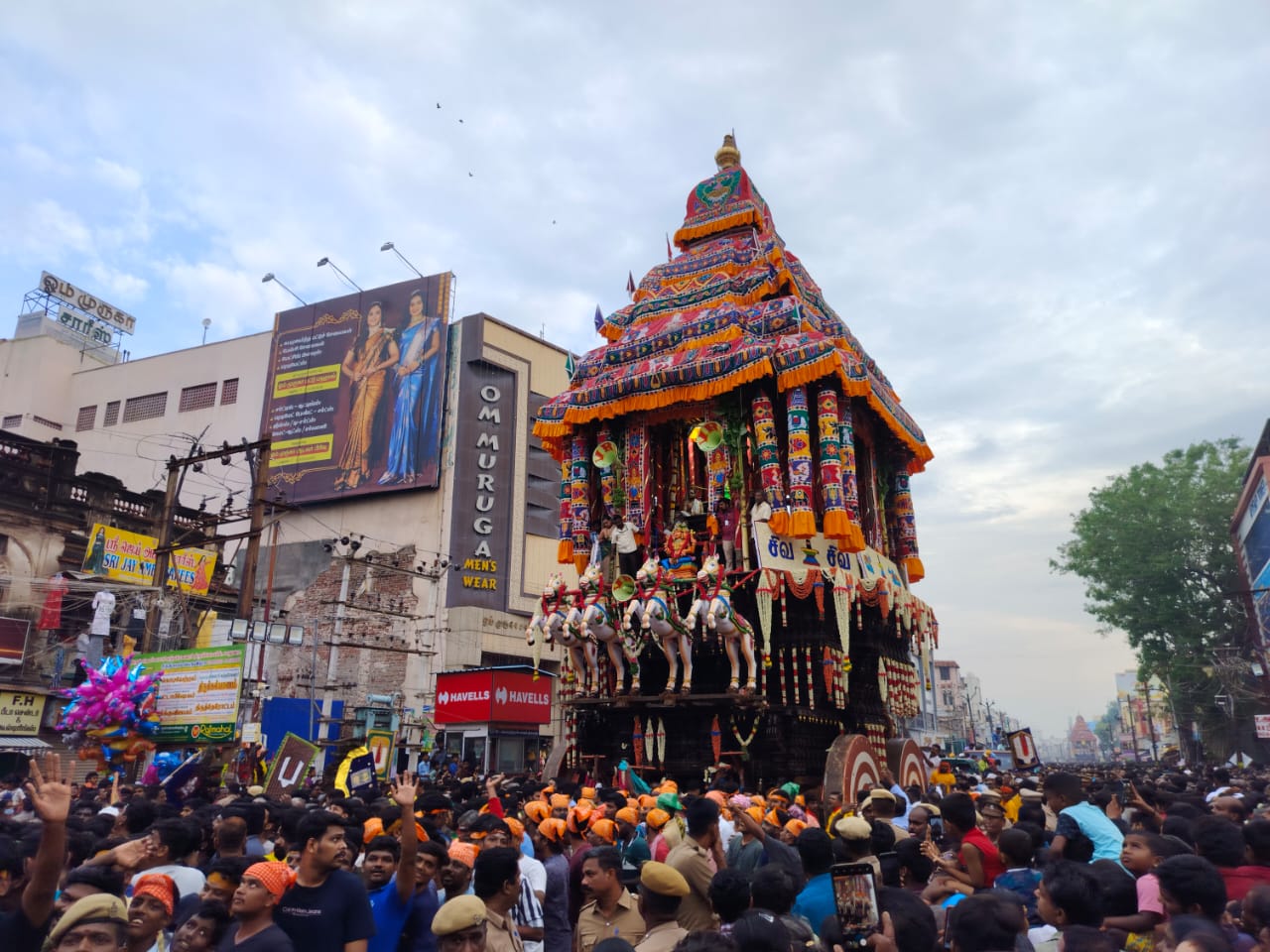 Chithirai Festival: கோலாகலமாக தொடங்கிய சித்திரைப் பெருவிழா தேரோட்டம்.. லட்சக்கணக்கான பக்தர்கள் பங்கேற்பு..