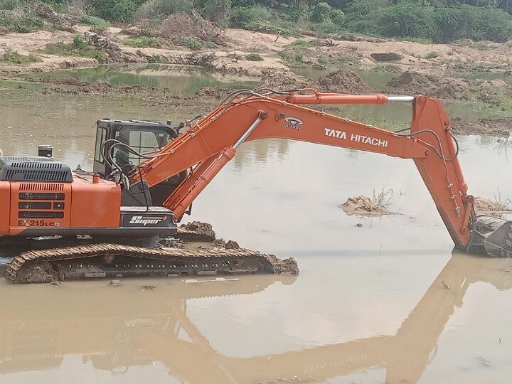 காவிரி ஆற்றில் மூழ்கிய ஹிட்டாச்சி வாகனம் - ஓட்டுநர் உயிரிழந்த சோகம்