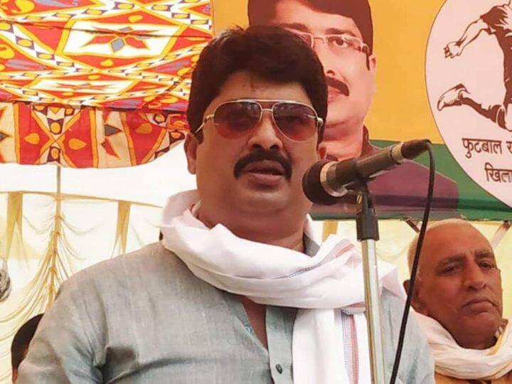 sp leader gulshan yadav arrested who contest election against Raja Bhaiya ann UP News: राजा भैया के खिलाफ चुनाव लड़ने वाले नेता गिरफ्तार, अदालत लेकर पहुंची पुलिस, जानें क्या है मामला