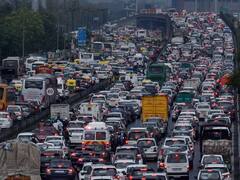 दिल्ली में मई के महीने में सर्दी का एहसास, बारिश ने बढ़ाई लोगों की परेशानी