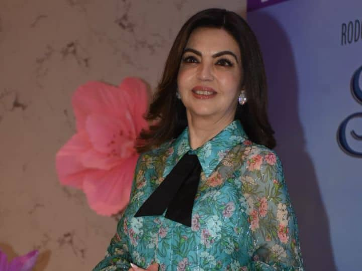 Nita Ambani Pics: देश के मशहूर बिजनेस मैन मुकेश अंबानी की पत्नी नीता अंबानी की लेटेस्ट तस्वीरें सामने आई हैं. नीता की ये लेटेस्ट फोटो द साउंड ऑफ म्यूजिक इवेंट में पहुंचने के दौरान की हैं.