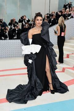 MetGala2023: இந்த டிரெஸ் எல்லாம் எங்க சார் வாங்குறாங்க.....செலிப்ரிட்டீஸ் அணிந்து வந்த காஸ்டியூம்