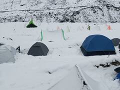 केदारनाथ धाम में आज पूरी तरह रोकी गई यात्रा, भारी बर्फबारी के बाद दर्जनों टेंट हुए क्षतिग्रस्त