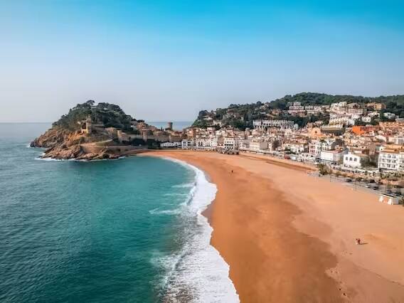 Agonda બીચ, આ બીચ દક્ષિણ ગોવામાં એક મોટા ગામમાં આવેલો છે. અહીંનો બીચ સૌથી શાંત અને સુંદર છે. અહીં તમે લોકોની મોટી ભીડ જોઇ શકો છો. અહીં પણ તમે સુંદર છોકરીઓ બિકીનીમાં સનબાથ લેતી દેખી શકો છો.