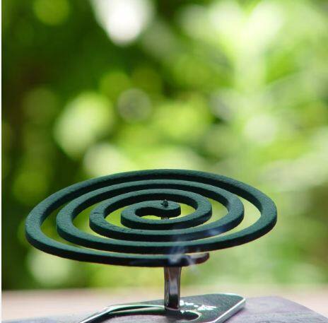 ਮਾਹਿਰਾਂ ਅਨੁਸਾਰ ਮੋਸਕਿਟੋ ਕੋਇਲ (Mosquito coil) ਤੇ ਅਗਰਬੱਤੀ ਵਿੱਚ ਪਾਈਰੇਥ੍ਰਿਨ ਕੀਟਨਾਸ਼ਕ, ਡਾਇਕਲੋਰੋ-ਡਿਫੇਨਿਲ-ਟ੍ਰਾਈਕਲੋਰੋਇਥੇਨ, ਕਾਰਬਨ ਫਾਸਫੋਰਸ ਵਰਗੇ ਕਈ ਹਾਨੀਕਾਰਕ ਤੱਤ ਪਾਏ ਜਾਂਦੇ ਹਨ। ਰਾਤ ਭਰ ਬੰਦ ਕਮਰੇ ਵਿੱਚ ਕੁਝ ਘੰਟਿਆਂ ਲਈ ਅਗਰਬੱਤੀ ਜਾਂ ਕੋਇਲ ਜਲਾਉਣ ਨਾਲ ਕਮਰੇ ਦੇ ਅੰਦਰ ਪੈਦਾ ਹੋਈ ਗੈਸ ਬਾਹਰ ਨਹੀਂ ਨਿਕਲ ਸਕਦੀ ਤੇ ਕਮਰੇ ਵਿੱਚ ਭਰ ਜਾਂਦੀ ਹੈ।