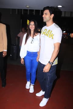 Photos: पति विवेक दहिया का हाथ थामे स्पॉट हुईं दिव्यांका त्रिपाठी, कैजुअल लुक में देखिए कपल की खूबसूरत फोटोज़