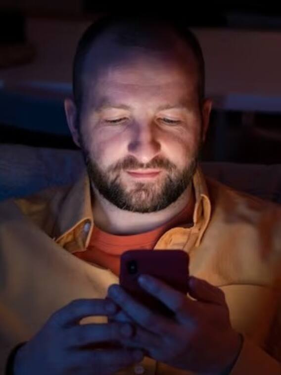 सोने से पहले smartphone चलाते हैं? सेहत को होने वाले नुकसान जान लीजिए