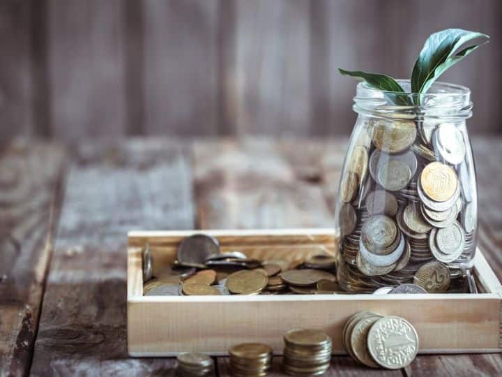 एनपीएस में रिटायरमेंट से पहले निकासी की व्यवस्था नहीं की गई है, लेकिन कुछ शर्तों के तहत इसमें से राशि की निकासी की जा सकती है. पेंशन फंड रेगुलेटरी और डेवलपमेंट अथॉरिटी ने एनपीएस से आंशिक निकासी को लेकर इस साल कुछ नए नियम में बदलाव किया है.