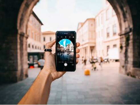 Know how to take best photos: ਜੇ ਤੁਸੀਂ ਚੰਗੀਆਂ ਤਸਵੀਰਾਂ ਲੈਂਦੇ ਹੋ, ਤਾਂ ਜਦੋਂ ਵੀ ਤੁਹਾਡੇ ਪਰਿਵਾਰ ਵਿੱਚ ਕੋਈ ਸਮਾਗਮ ਜਾਂ ਇਕੱਠ ਹੁੰਦਾ ਹੈ, ਤੁਹਾਨੂੰ ਸਾਰੀਆਂ ਫੋਟੋਆਂ ਖਿੱਚਣ ਲਈ ਕਿਹਾ ਜਾਂਦਾ ਹੋਵੇਗਾ। ਆਮ ਤੌਰ 'ਤੇ ਹਰ ਪਰਿਵਾਰ ਵਿੱਚ ਇੱਕ ਅਜਿਹਾ ਵਿਅਕਤੀ ਹੁੰਦਾ ਹੈ। ਜੇਕਰ ਤੁਹਾਡੇ ਪਰਿਵਾਰ 'ਚ ਇਹ ਨਹੀਂ ਹੈ ਤਾਂ ਵੀ ਅੱਜ ਅਸੀਂ ਤੁਹਾਨੂੰ ਫੋਟੋਗ੍ਰਾਫੀ ਦੇ ਕੁਝ ਟਿਪਸ ਅਤੇ ਟ੍ਰਿਕਸ ਦੱਸਣ ਜਾ ਰਹੇ ਹਾਂ, ਜਿਨ੍ਹਾਂ ਦੀ ਮਦਦ ਨਾਲ ਤੁਸੀਂ ਸਸਤੇ ਸਮਾਰਟਫੋਨ ਨਾਲ ਵੀ ਕੈਮਰੇ ਵਰਗੀ ਚੰਗੀ ਤਸਵੀਰ ਲੈ ਸਕਦੇ ਹੋ। ਤੁਹਾਡੇ ਸਾਰਿਆਂ ਕੋਲ 10 ਤੋਂ 20 ਹਜ਼ਾਰ ਦੇ ਵਿਚਕਾਰ ਸਮਾਰਟਫੋਨ ਜ਼ਰੂਰ ਹੋਵੇਗਾ। ਇਸ ਵਿੱਚ ਯਕੀਨੀ ਤੌਰ 'ਤੇ ਘੱਟੋ-ਘੱਟ 50 ਜਾਂ 64 ਜਾਂ 108MP ਪ੍ਰਾਇਮਰੀ ਕੈਮਰਾ ਹੋਵੇਗਾ। ਇੰਨੇ ਐਮਪੀ ਨਾਲ ਤੁਸੀਂ ਸ਼ਾਨਦਾਰ ਫੋਟੋਆਂ ਖਿੱਚ ਸਕਦੇ ਹੋ।