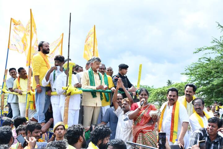 నష్టపోయిన రైతులను ఉద్దేశించి మాట్లాడుతున్న చంద్రబాబు