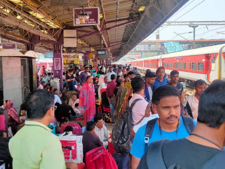 Delhi Railway Station Heavy Rush About 1 dozen trains canceled ann Delhi News: नई दिल्ली रेलवे स्टेशन पर दिखी यात्रियों की भारी भीड़, जानें क्या रही वजह?