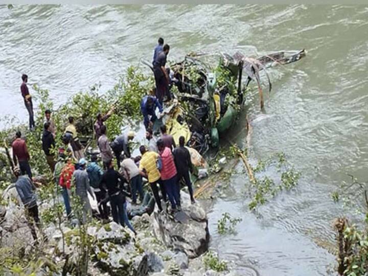 Army Helicopter Crash in Marwah Division Kishtwar District Army Helicopter Crash: కుప్ప కూలిన ఆర్మీ చాపర్, ఇద్దరు పైలట్‌లకు తృటిలో తప్పిన ప్రమాదం