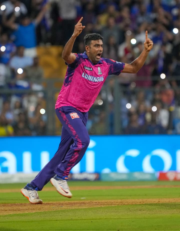 रविचंद्रन अश्विन IPL 2023 में राजस्थान रॉयल्स की ओर से खेल रहे हैं. टूर्नामेंट में अब तक अश्विन शानदार फॉर्म में दिखाई दिए हैं. उन्होंने 9 मैचों में गेंदबाज़ी करते हुए 20 की औसत से 13 विकेट चटका लिए हैं. इसी बीच उनक पत्नी पृथी अश्विन ने दोनों की लव स्टोरी को लेकर बड़ा खुलासा करते हुए बताया कि अश्विन को शुरू से ही उन पर क्रश था.