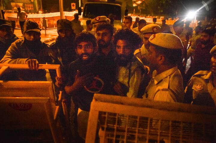 Delhi: दिल्लीत जंतरमंतरवर गेल्या काही दिवसांपासून कुस्तीपटू धरणे आंदोलनाला बसले आहेत. काल रात्री या कुस्तीपटूंमध्ये आणि पोलिसांमध्ये बाचाबाची झाली. या गोंधळात काही कुस्तीपटू जखमी झाले.