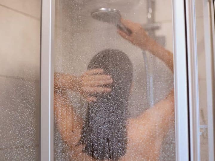Never make mistake of urinating under shower expert reveal shocking reason शॉवर के नीचे पेशाब करने की कभी न करें गलती, एक्सपर्ट ने बताई चौंकाने वाली वजह