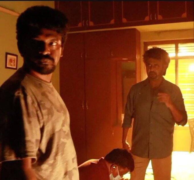 படத்தின் டைட்டிலுக்கு ஏற்ப முன்னணி கதாபாத்திரத்தில் நடிக்கும் ரஜினி, ஜெயிலர் கெட்டப்பில் இருக்கும் அசத்தலான புகைப்படங்கள் வெளியாகி பலரது கவனத்தை ஈர்த்தது.
