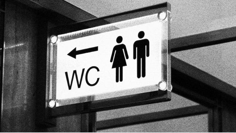 woman denied supermarket toilet use until proved her age id card america 'ਬਾਥਰੂਮ ਜਾਣਾ ਹੈ ਤਾਂ ਦਿਖਾਓ ID', ਟਾਇਲਟ Use  ਕਰਨ ਲਈ ਔਰਤ ਨੂੰ ਦੇਣਾ ਪਿਆ Age proof, ਜਾਣੋ ਵਜ੍ਹਾ