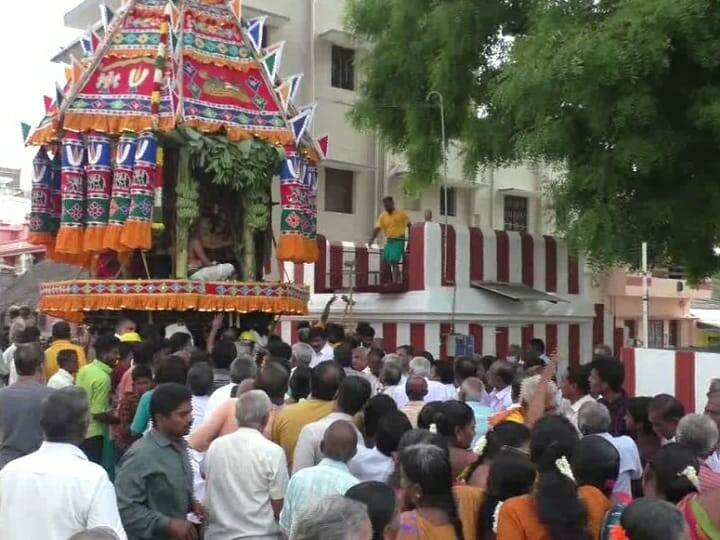 Karur car festival procession at Karur Mettutheru Ave Pradhan Ranganatha Swamy Temple TNN கரூர் ரங்கநாதர் சுவாமி ஆலய  சித்திரை தேரோட்டம்; மேளதாளங்கள் முழங்க தேரை வடம் பிடித்து இழுத்த பக்தர்கள்