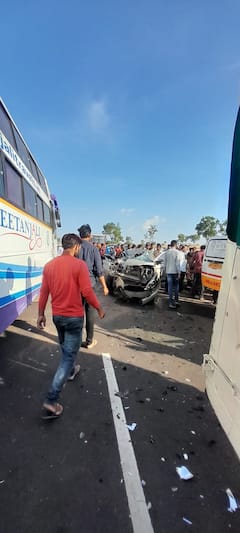 विटा सातारा रोडवर नेवरी गावाजवळ ट्रॅव्हल्स- कारचा समोरासमोर भीषण अपघात, एकाच कुटुंबातील चार ठार