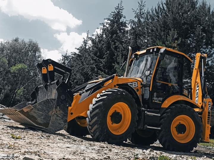 JCB: खुदाई करने वाली इस मशीन के जितना पॉपुलर अन्य कोई और मशीन नहीं है. JCB इस मशीन का नहीं, बल्कि इसे बनाने वाली कंपनी का नाम है. जिसकी फुल फॉर्म Joseph Cyril Bamford है.
