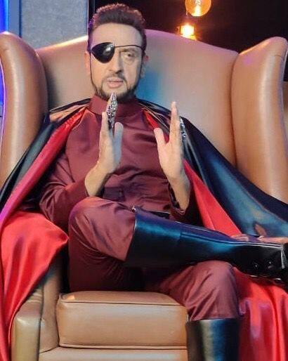 गुलशन ने बताया था, शाहरुख खान को मारने की वजह से उन्होंने अपना मोरक्को का सिंगल डे वीजा खो दिया था. एक्टर ने आगे बताया कि, “ मुझे एक बार मोरक्को का सिंगल-डे वीजा चाहिए था. इसलिए मैं उसके लिए एक महिला अधिकारी के पास पहुंचा और जब मैंने उनसे पूछा कि क्या आप मुझे एक दिन का मोरक्को का वीजा दे सकती हैं? तो उन्होंने मेरी तरफ देखकर कहा कि नहीं मैं तुम्हें वीजा नहीं दे सकती..’’