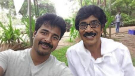 நடிகர் சிவகார்த்திகேயனுடன் மனோபாலா. காக்கி சட்டை திரைப்படத்தில் இணைந்து நடித்தனர்