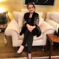 In Pics: खूबसूरती में बॉलीवुड हसीनाओं को पीछे छोड़ती हैं मुमताज की बेटी, एक्टिंग से दूर करती हैं ये काम