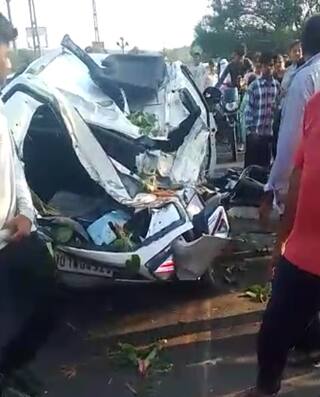 Three people were injured when a tree fell on a car near Visavadar in Junagadh જૂનાગઢના વિસાવદર નજીક વૃક્ષ કાર પર ધરાશાયી, એક જ પરિવારના ત્રણ સભ્યો ઇજાગ્રસ્ત