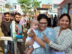 UP Nikay Chunav 2023: कहीं वोट देने पहुंचे दूल्हा-दुल्हन तो कहीं दिखी लंबी कतारें, निकाय चुनाव को लेकर लोगों में उत्साह