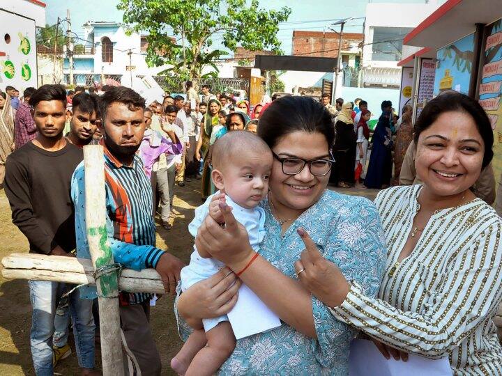 यूपी निकाय चुनाव के पहले चरण में सहारनपुर, मुरादाबाद, आगरा, झांसी, प्रयागराज, लखनऊ, देवीपाटन, गोरखपुर और वाराणसी मंडल के 37 जिलों में वोट डाले गए.