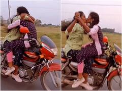 चलती बाइक पर स्टंट करते हुए लड़कियों ने किया Kiss, शायद ही देखा होगा ऐसा किसिंग सीन! देखें वीडियो