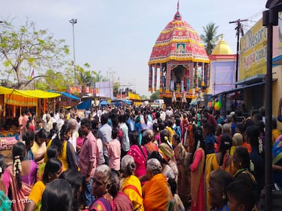 Chithirai Poornami festival at Sri Subramania Swamy temple in Ethukudi TNN எட்டுக்குடி ஸ்ரீ சுப்பிரமணிய சுவாமி கோயில் தேரோட்டம் - தேரை இழுத்து துவக்கி வைத்த ஆட்சியர்