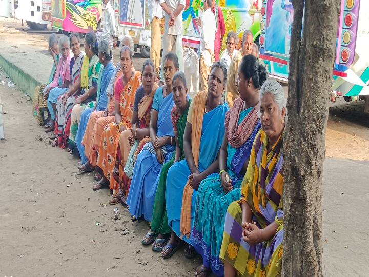 Nagai Nagore 60 sanitation workers boycotted work and took part in dharna protest TNN திமுக கவுன்சிலரின் கணவர் அடித்து விரட்டி அவமரியாதை; நாகையில் தூய்மை பணியாளர்கள் போராட்டம்
