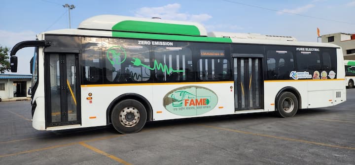 सदरील बससेवेचे ज्या दिवशी बुकींग केले असेल त्या दिवशी सदर प्रवासास राहत्या घरापासून बस सुटण्याच्या ठिकाणापर्यंत आणि सायंकाळी पोहचल्यानंतर त्यांना त्यांच्या राहत्या घरापर्यंत सदरील तिकिटावर अन्य मार्गाच्या बसेसमधून प्रवास करण्याची मुभा राहील.