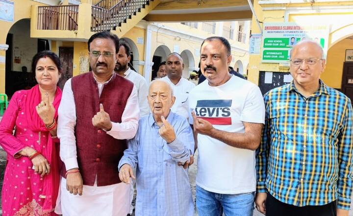 ભાજપના મહાનગર અધ્યક્ષ અને વિધાન પરિષદના સભ્ય શર્માએ તેમના પરિવાર સાથે લાલબાગની ઇસ્લામિયા કોલેજ, મતદાન મથક ખાતે મતદાન કર્યું હતું.