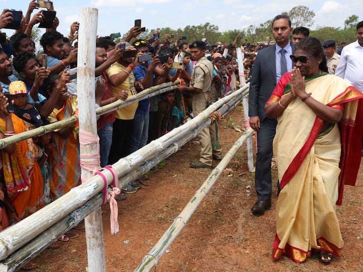 President Murmu welcomed by a cheering crowd in Badampahar in Rairangpur.