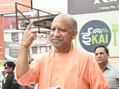 वोट डालने के बाद सीएम योगी का खास अंदाज, तस्वीरों में देखें मुस्कुराते हुए मुख्यमंत्री ने क्या कहा?