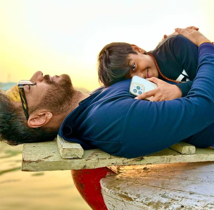 अजय ने बताया कि, “जब फिल्म में परिणीति चोपड़ा के कैरेक्टर की मौत हो जाती है तो युग वो देखकर काफी इमोशनल हो गया और रोने भी लगा. युग को देखकर फैमिली के बाकी सभी लोग हंसने लगे तो वो और गुस्सा हो गया. ऐसे में जब मैंने उससे पूछा कि, 'क्या हुआ?' तो उसने मुझे धीरे से थप्पड़ मारा और कहा कि मुझसे बात मत करो.’’