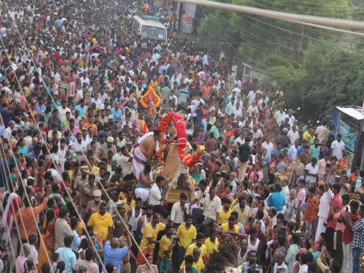 Chithirai Thiruvizha : கோவிந்தா கோஷம் முழங்க தண்ணீரை பீய்ச்சி அடித்து  கள்ளழகரை வரவேற்ற பக்தர்கள்..