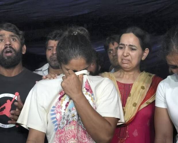 Wrestlers Protest: Delhi Police on alert, barricades up on roads leading to Jantar Mantar Wrestlers Protest: 'અમારી લડાઇ સરકાર સામે નથી', અડધી રાત્રે પોલીસ સાથે થયેલી બબાલ બાદ કુસ્તીબાજોએ શું કહ્યુ?