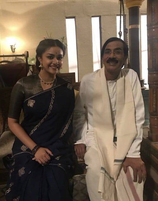 கீர்த்தி சுரேஷுடன் மனோபாலா. கீர்த்தி சுரேஷ் நடித்த பாம்பு சட்டை படத்தை தயாரித்தவர் மனோபாலா