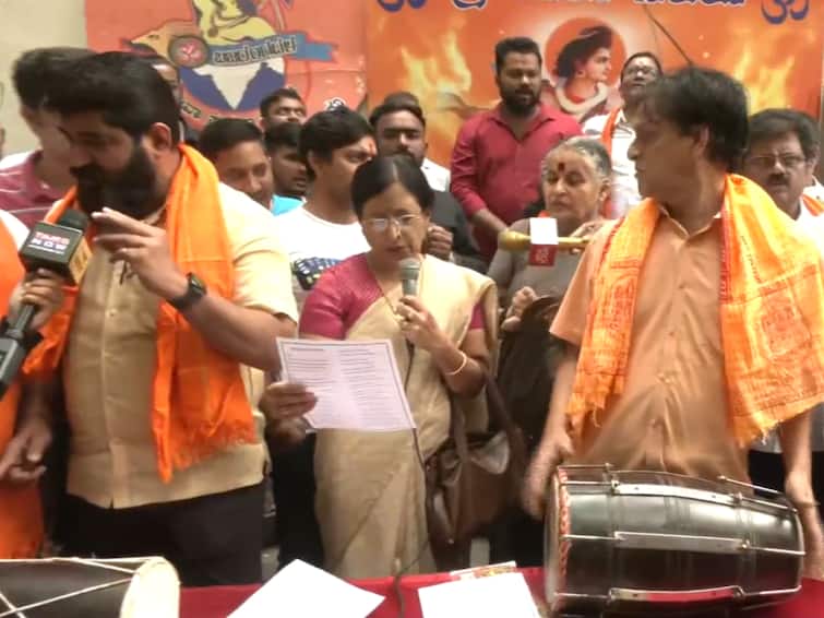 Karnataka Polls: VHP, Bajrang Dal Members Recite Hanuman Chalisa In Protest Against Cong Manifesto. WATCH Karnataka Polls: VHP, Bajrang Dal Members Recite Hanuman Chalisa In Protest Against Cong Manifesto. WATCH