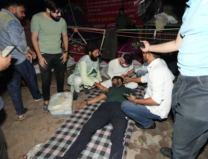 पोलिसांची कुस्तीपटूंशी झटापट झाली आणि काही पैलवानांना दुखापत झाली. त्यात विनेश फोगटचा चुलत भाऊ दुष्यंत फोगट याच्याही डोक्याला दुखापत झाली. ,पोलिसांशी झालेल्या झटापटीत काही पैलवान जखमीही झाले असून रात्रभर हा गोंधळ सुरूच होता.