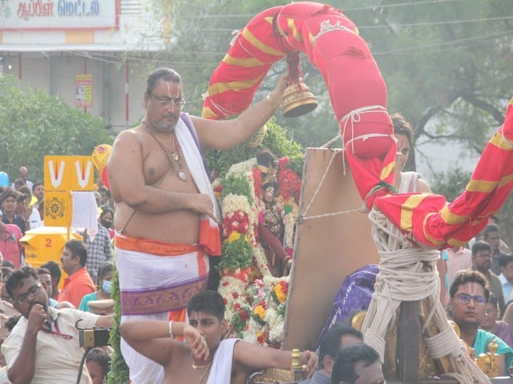 Chithirai Thiruvizha : கோவிந்தா கோஷம் முழங்க தண்ணீரை பீய்ச்சி அடித்து  கள்ளழகரை வரவேற்ற பக்தர்கள்..