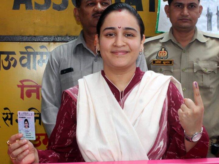 UP Nagar Nikay Chunav 2023 BJP leader Aparna Yadav casts vote in Lucknow UP Nikay Chunav 2023: वोटिंग के बीच अपर्णा यादव का दावा बढ़ाएगा अखिलेश यादव की परेशानी, मुस्कुराते हुए कही ये बात