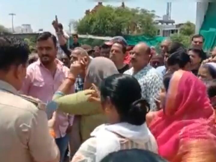 Women Protest on road against opening of liquor shop in Ujjain of Madhya Pradesh ANN Women against Liquor Shop: उमा भारती के पत्थरकांड की गूंज उज्जैन तक ! शराब की दुकान खोलने के विरोध में सड़क पर उतरीं महिलाएं