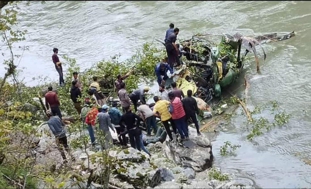 Army Helicopter Crash in Marwah Division Kishtwar District know detail marathi news Army Helicopter Crash: जम्मू-काश्मीरमधील किश्तवाडमध्ये भारतीय लष्कराचे हॅलिकॉप्टर कोसळले